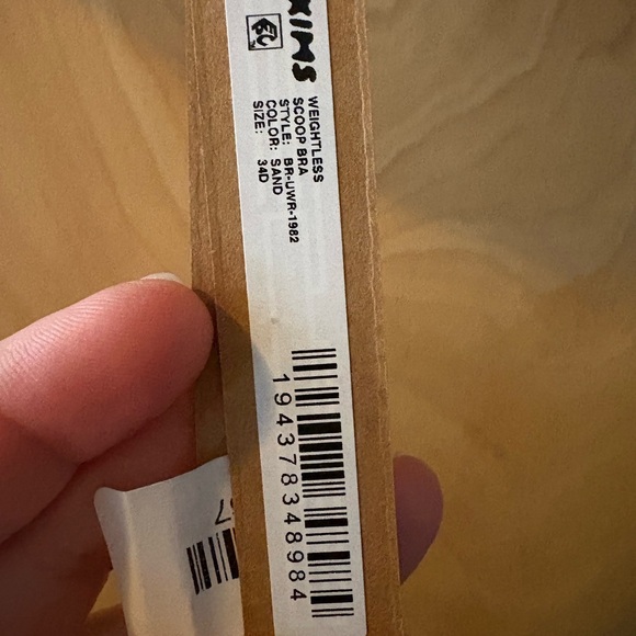 Skims Weightless Scoop Bra - Picture 3 of 3